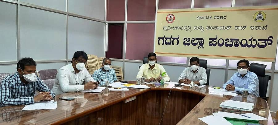 ಗದಗ ಜಿಲ್ಲಾ ಪಂಚಾಯ್ತಿ ಸಭಾಂಗಣದಲ್ಲಿ ಶುಕ್ರವಾರ ನಡೆದ ಸಭೆಯಲ್ಲಿ ಜಿಲ್ಲಾಧಿಕಾರಿ ಎಂ.ಸುಂದರೇಶ್ ಬಾಬು ಮಾತನಾಡಿದರು.