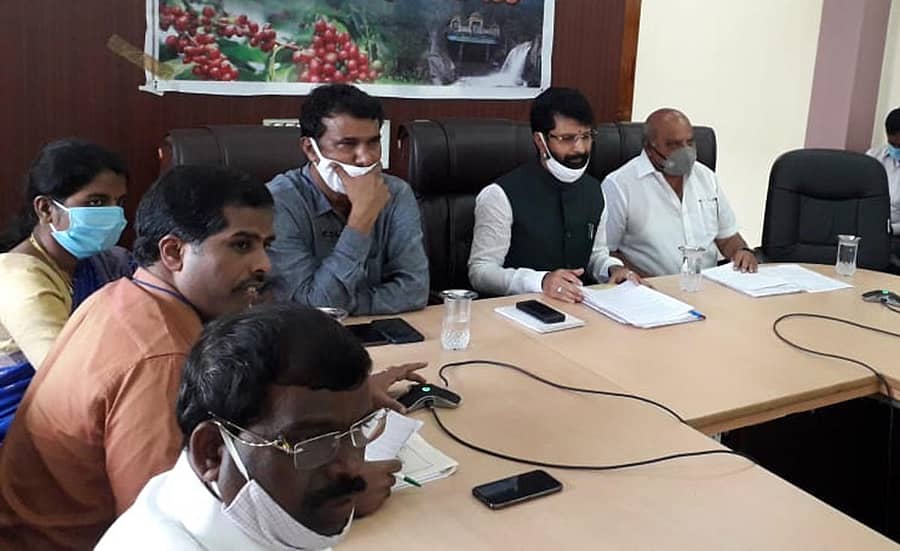 ಚಿಕ್ಕಮಗಳೂರಿನ ಜಿಲ್ಲಾ ಪಂಚಾಯಿತಿ ಮಿನಿ ಸಭಾಂಗಣದಲ್ಲಿ ಶುಕ್ರವಾರ ಏರ್ಪಡಿಸಿದ್ದ ಆನ್‌ಲೈನ್‌ ಸಂವಾದದಲ್ಲಿ ಜಿಲ್ಲಾ ಉಸ್ತುವಾರಿ ಸಚಿವ ಸಿ.ಟಿ ರವಿ, ಕಾಫಿ ಮಂಡಳಿ ಅಧ್ಯಕ್ಷ ಎಂ.ಎಸ್. ಭೋಜೇಗೌಡ, ವಿಧಾನ ಪರಿಷತ್‌ ಸದಸ್ಯ ಎಂ.ಕೆ. ಪ್ರಾಣೇಶ್, ಶಾಸಕ ಎಂ.ಪಿ. ಕುಮಾರಸ್ವಾಮಿ ಪಾಲ್ಗೊಂಡಿದ್ದರು.