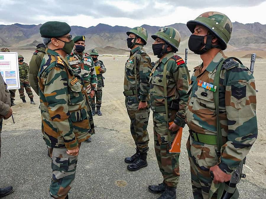 ಲಡಾಖ್ಗೆ ಶುಕ್ರವಾರ ಭೇಟಿ ನೀಡಿದ ಭೂಸೇನಾ ಮುಖ್ಯಸ್ಥ ಜ. ಎಂ.ಎಂ. ನರವಣೆ ಅವರು ಯೋಧರೊಂದಿಗೆ ಮಾತುಕತೆ ನಡೆಸಿದರು –ಪಿಟಿಐ ಚಿತ್ರ