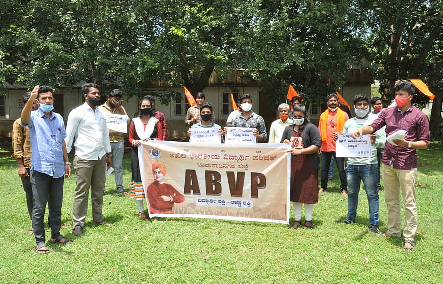 ಡ್ರಗ್ಸ್ ದಂಧೆಯಲ್ಲಿ ತೊಡಗಿರುವವರ ವಿರುದ್ಧ ದೇಶದ್ರೋಹ ಪ್ರಕರಣ ದಾಖಲಿಸಬೇಕು ಎಂದು ಆಗ್ರಹಿಸಿ ಎಬಿವಿಪಿ ಕಾರ್ಯಕರ್ತರು ಪ್ರತಿಭಟನೆ ನಡೆಸಿದರು