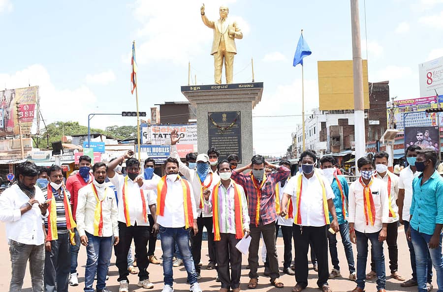 ಖಾಸಗಿ ಆಸ್ಪತ್ರೆಗಳಲ್ಲಿ ಕಾರ್ಯ ನಿರ್ವಹಿಸುತ್ತಿರುವ ಸರ್ಕಾರಿ ವೈದ್ಯರ ವಿರುದ್ಧ ಕ್ರಮ ಜರುಗಿಸದ ಅಧಿಕಾರಿಗಳ ವಿರುದ್ಧ ಕ್ರಮ ಕೈಗೊಳ್ಳಬೇಕು ಎಂದು ಆಗ್ರಹಿಸಿ ವಿವಿಧ ಸಂಘಟನೆಗಳ ಪದಾಧಿಕಾರಿಗಳು ಬೀದರ್ನಲ್ಲಿ ಶುಕ್ರವಾರ ಪ್ರತಿಭಟನೆ ನಡೆಸಿದರು