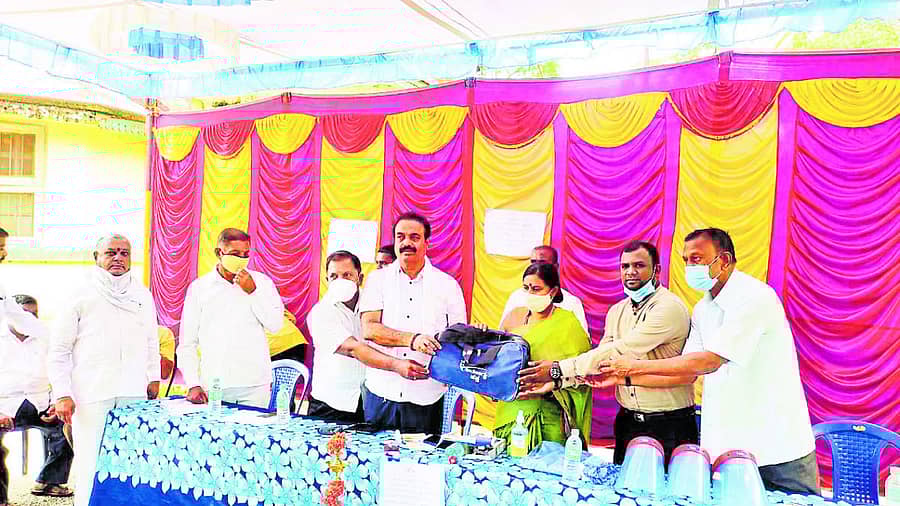 ಬೇತಮಂಗಲದ ಅಥಿತಿ ಗೃಹದಲ್ಲಿ ಹಮ್ಮಿಕೊಂಡಿದ್ದ ಆರೋಗ್ಯ ಹಸ್ತ ಕಾರ್ಯಕ್ರಮವನ್ನು ಕಾಂಗ್ರೆಸ್ ಜಿಲ್ಲಾ ಘಟಕದ ಅಧ್ಯಕ್ಷ ಕೆ.ಚಂದ್ರಾರೆಡ್ಡಿ, ಶಾಸಕಿ ಎಂ.ರೂಪಕಲಾ ಉದ್ಘಾಟಿಸಿದರು