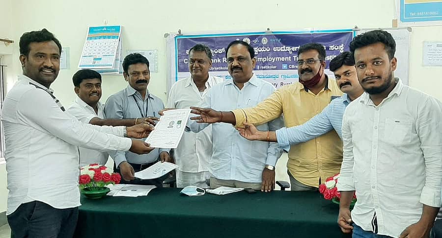 ಕೋಲಾರ ತಾಲ್ಲೂಕಿನ ಹೊನ್ನೇನಹಳ್ಳಿಯ ಕೆನರಾ ಬ್ಯಾಂಕ್ ಗ್ರಾಮೀಣ ಸ್ವಯಂ ಉದ್ಯೋಗ ತರಬೇತಿ ಸಂಸ್ಥೆಯಲ್ಲಿ ಕುರಿ ಸಾಕಾಣಿಕೆ ತರಬೇತಿ ಪೂರೈಸಿದ ಶಿಕ್ಷಣಾರ್ಥಿಗಳಿಗೆ ಡಿಸಿಸಿ ಬ್ಯಾಂಕ್ ಅಧ್ಯಕ್ಷ ಎಂ.ಗೋವಿಂದಗೌಡ ಶುಕ್ರವಾರ ಪ್ರಮಾಣಪತ್ರ ವಿತರಿಸಿದರು.