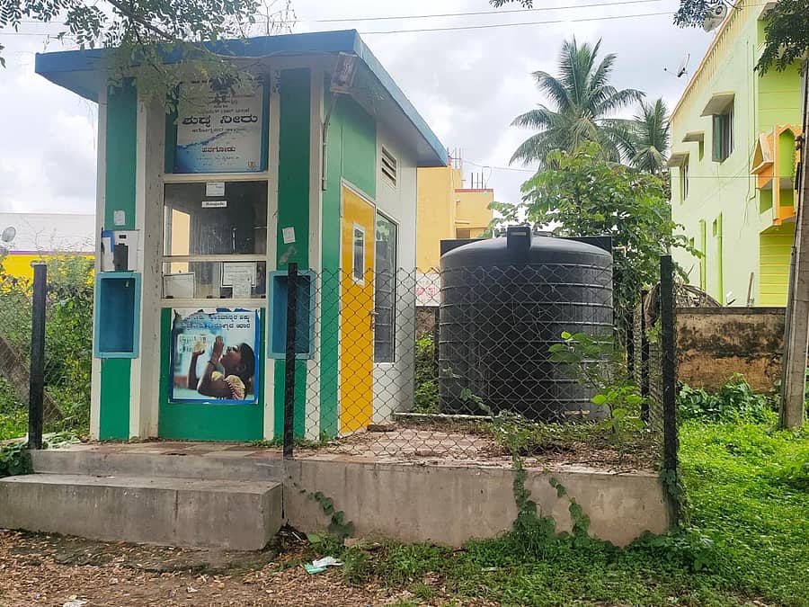 ದುರಸ್ತಿ ಕಾಣದೆ ಹನಗೋಡು ಸಾರ್ವಜನಿಕ ಆಸ್ಪತ್ರೆ ಬಳಿಯಿರುವ ಶುದ್ಧ ನೀರಿನ ಘಟಕವು ಪಾಳು ಬಿದ್ದಿರುವುದು