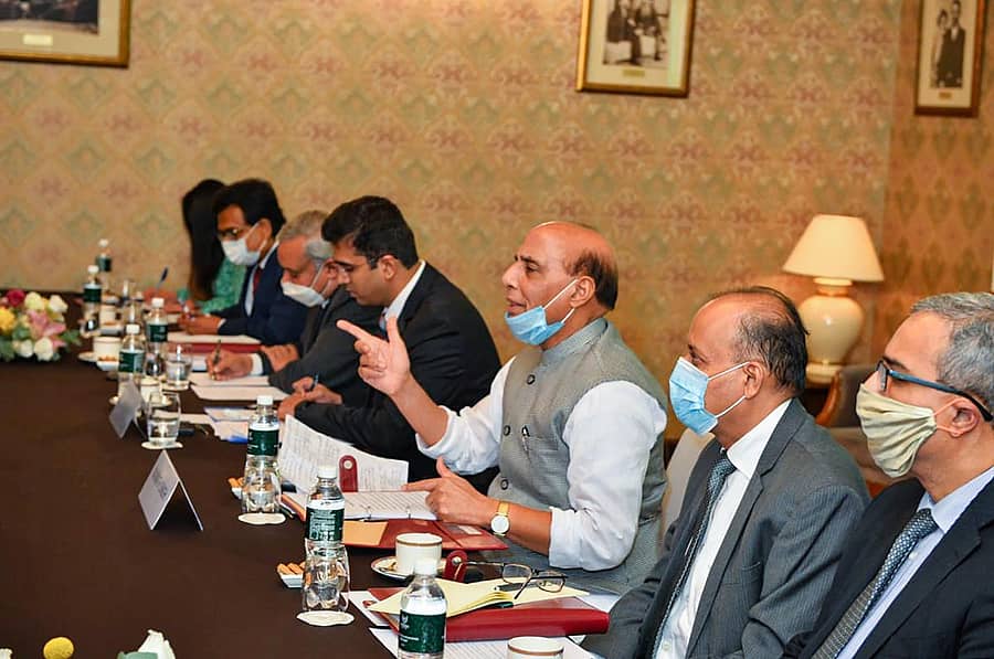 ಮಾಸ್ಕೊದಲ್ಲಿ ಶುಕ್ರವಾರ ಸಂಜೆ ಚೀನಾದ ರಕ್ಷಣಾ ಸಚಿವರ ಜೊತೆಗೆ ನಡೆದ ಸಭೆಯಲ್ಲಿ ರಕ್ಷಣಾ ಸಚಿವ ರಾಜನಾಥ್ ಸಿಂಗ್ ಮತ್ತು ಇತರೆ ಅಧಿಕಾರಿಗಳು ಪಾಲ್ಗೊಂಡಿದ್ದರು.