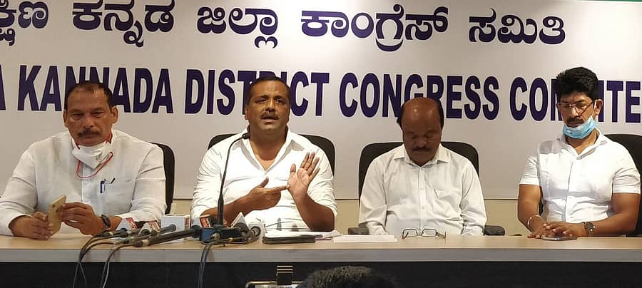 ಕಾಂಗ್ರೆಸ್ ಕಚೇರಿಯಲ್ಲಿ ನಡೆದ ಸುದ್ದಿಗೋಷ್ಠಿಯಲ್ಲಿ ಶಾಸಕ ಯು.ಟಿ.ಖಾದರ್ ಮಾತನಾಡಿದರು.