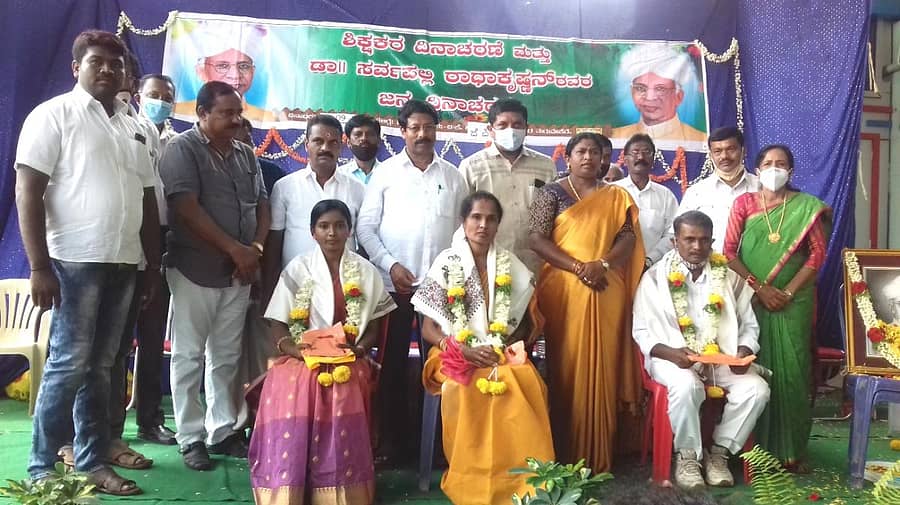 ತುರುವೇಕೆರೆಯ ಜೆ.ಪಿ. ಕಾನ್ವೆಂಟ್ ಆವರಣದಲ್ಲಿ ನಡೆದ ಶಿಕ್ಷಕರ ದಿನಾಚರಣೆಯಲ್ಲಿ ವಿವಿಧ ಕ್ಷೇತ್ರಗಳ ಸಾಧಕರನ್ನು ಶಾಸಕ ಮಸಾಲ ಜಯರಾಂ ಹಾಗೂ ಕ್ಷೇತ್ರ ಶಿಕ್ಷಣಾಧಿಕಾರಿ ಸಿ.ರಂಗಧಾಮಯ್ಯ ಸನ್ಮಾನಿಸಿದರು