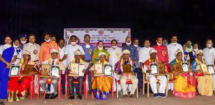 ಕಲಬುರ್ಗಿಯ ಎಸ್‌.ಎಂ.ಪಂಡಿತ ರಂಗಮಂದಿರದಲ್ಲಿ ಆಯೋಜಿಸಿದ್ದ ಕಾರ್ಯಕ್ರಮದಲ್ಲಿ ಪ್ರಾಥಮಿಕ ಶಾಲಾ ವಿಭಾಗದ ಉತ್ತಮ ಶಿಕ್ಷಕ, ಶಿಕ್ಷಕಿಯರಿಗೆ ಪ್ರಶಸ್ತಿ ನೀಡಿ ಸನ್ಮಾನಿಸಲಾಯಿತು. ಜಿಲ್ಲಾ ಪಂಚಾಯಿತಿ ಅಧ್ಯಕ್ಷೆ ಸುವರ್ಣಾ ಮಾಲಾಜಿ, ವಿಧಾನಪರಿಷತ್ ಸದಸ್ಯ ಬಿ.ಜಿ.ಪಾಟೀಲ, ಡಾ.ರಾಜಾ ಪಿ, ಎಸ್‌.ಪಿ.ಬಾಡಗಂಡಿ, ಮಲ್ಲಯ್ಯಾ ಗುತ್ತೇದಾರ, ರಾಜು ಲೇಂಗಟಿ ಇದ್ದರು