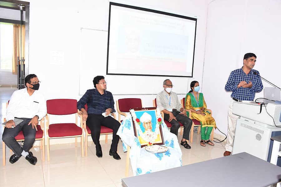 ಪಂಚಾಯತ್ರಾಜ್ ಮತ್ತು ಗ್ರಾಮೀಣಾಭಿವೃದ್ಧಿ ವಿಶ್ವವಿದ್ಯಾಲಯದಲ್ಲಿ ನಡೆದ ಕಾರ್ಯಕ್ರಮದಲ್ಲಿ ಕುಲಸಚಿವ ಪ್ರೊ. ಬಸವರಾಜ ಲಕ್ಕಣ್ಣವರ ಮಾತನಾಡಿದರು