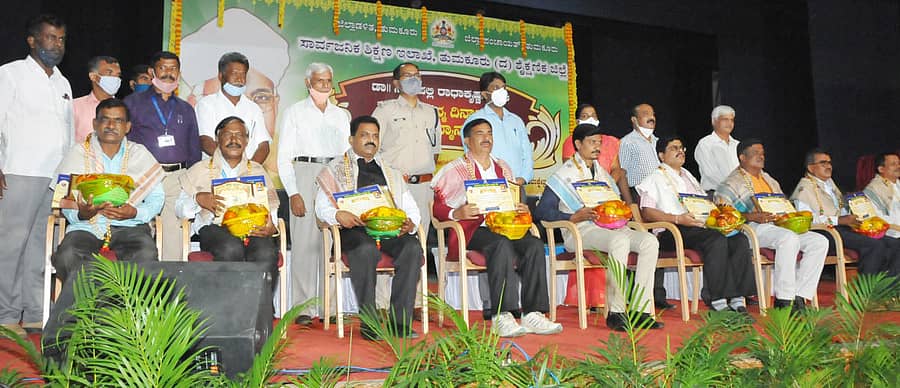 ಜಿಲ್ಲಾ ಮಟ್ಟದ ಉತ್ತಮ ಶಿಕ್ಷಕ ಪ್ರಶಸ್ತಿ ಪುರಸ್ಕೃತರನ್ನು ಸನ್ಮಾನಿಸಲಾಯಿತು