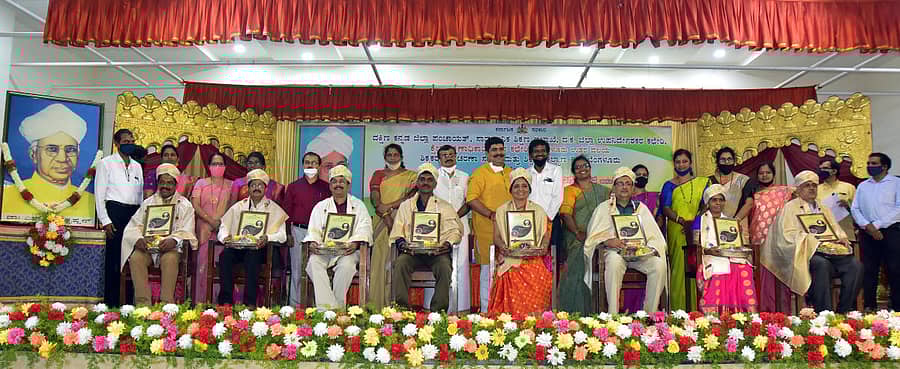 ಶಿಕ್ಷಕರ ದಿನಾಚರಣೆಯಲ್ಲಿ ಜಿಲ್ಲಾ ಮಟ್ಟದ ಉತ್ತಮ ಶಿಕ್ಷಕ ಪುರಸ್ಕೃತರನ್ನು ಸನ್ಮಾನಿಸಲಾಯಿತು