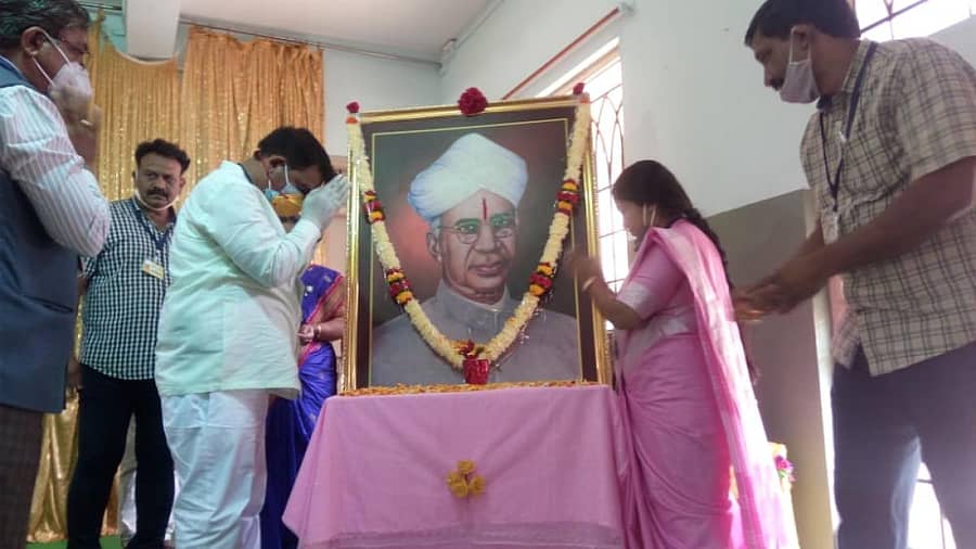 ಬೆಳಗಾವಿಯಲ್ಲಿ ಜಿಲ್ಲಾಡಳಿತದಿಂದ ಶನಿವಾರ ಆಯೋಜಿಸಿದ್ದ ಜಿಲ್ಲಾ ಮಟ್ಟದ ಶಿಕ್ಷಕರ ದಿನಾಚರಣೆ ಕಾರ್ಯಕ್ರಮದಲ್ಲಿ ಶಾಸಕ ಅನಿಲ ಬೆನಕೆ ಹಾಗೂ ಜಿಲ್ಲಾ ಪಂಚಾಯಿತಿ ಅಧ್ಯಕ್ಷೆ ಆಶಾ ಐಹೊಳೆ ಡಾ.ಸರ್ವಪಲ್ಲಿ ರಾಧಾಕೃಷ್ಣನ್ ಅವರ ಫೋಟೊಗೆ ನಮನ ಸಲ್ಲಿಸಿದರು