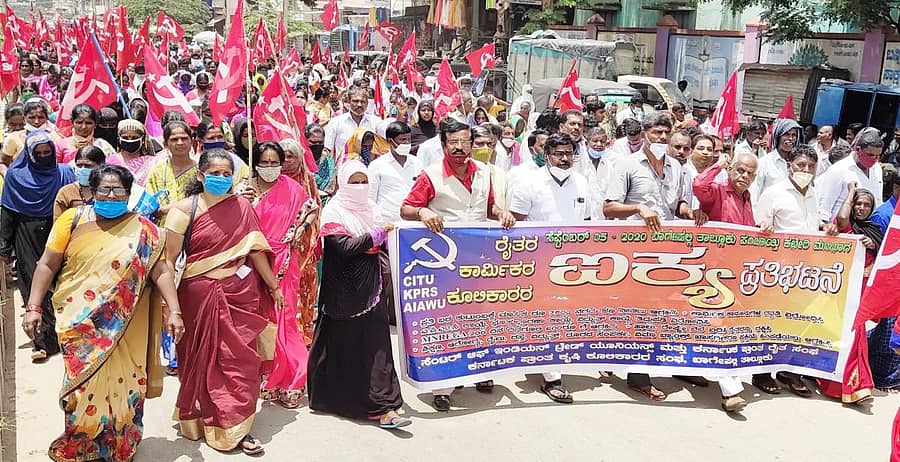 ಬಾಗೇಪಲ್ಲಿ ಪಟ್ಟಣದ ಮುಖ್ಯರಸ್ತೆಯಲ್ಲಿ ಕೃಷಿ ಕೂಲಿ ಕಾರ್ಮಿಕರ ಸಂಘಟನೆಗಳ ನೇತೃತ್ವದಲ್ಲಿ ನೂರಾರು ಕೂಲಿಕಾರ್ಮಿಕರು ಪ್ರತಿಭಟನಾ ಮೆರವಣಿಗೆ ನಡೆಸಿದರು