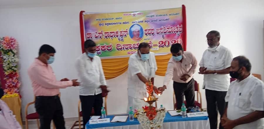 ಅರಸೀಕೆರೆ ತಾಲ್ಲೂಕು ಕಚೇರಿಯಲ್ಲಿ ಶಿಕ್ಷಕರ ದಿನಾಚರಣೆ ಕಾರ್ಯಕ್ರಮವನ್ನು ಶಾಸಕ ಕೆ.ಎಂ.ಶಿವಲಿಂಗೇಗೌಡ ಉದ್ಘಾಟಿಸಿದರು