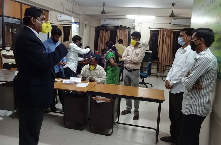 ಕಲಬುರ್ಗಿಯ ಎಂಎಸ್ಐಎಲ್ ಶಾಖಾ ಕಚೇರಿಯ ಮೇಲೆ ಎಸಿಬಿ ಅಧಿಕಾರಿಗಳ ತಂಡ ದಾಳಿ ನಡೆಸಿ ಅನಧಿಕೃತವಾಗಿ ಇರಿಸಿಕೊಂಡಿದ್ದ ಹಣವನ್ನು ವಶಕ್ಕೆ ಪಡೆಯಿತು