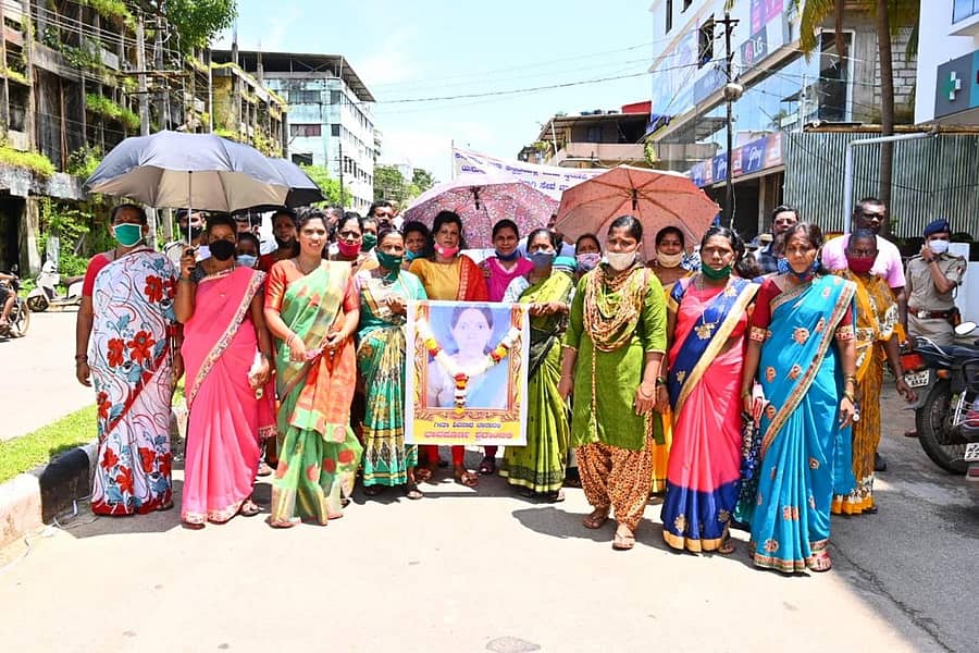ಬಾಣಂತಿ ಸಾವಿಗೆ ವೈದ್ಯರ ನಿರ್ಲಕ್ಷ್ಯವೇ ಕಾರಣ ಎಂದು ಆರೋಪಿಸಿ ಮೀನುಗಾರ ಮುಖಂಡರು, ಮಹಿಳೆಯರು ಕಾರವಾರದಲ್ಲಿ ಶನಿವಾರ ಪ್ರತಿಭಟನಾ ಮೆರವಣಿಗೆಯಲ್ಲಿ ಸಾಗಿದರು