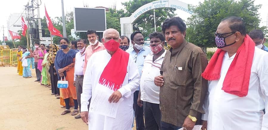 ದಾವಣಗೆರೆ ನಗರದಲ್ಲಿ ಎರಡು ವಿದ್ಯುತ್ ಚಿತಾಗಾರ ನಿರ್ಮಿಸಬೇಕು ಎಂದು ಒತ್ತಾಯಿಸಿ ಸಿಪಿಐನಿಂದ ಶನಿವಾರ ಜಿಲ್ಲಾಧಿಕಾರಿ ಕಚೇರಿ ಎದುರು ಪ್ರತಿಭಟನೆ ನಡೆಸಲಾಯಿತು