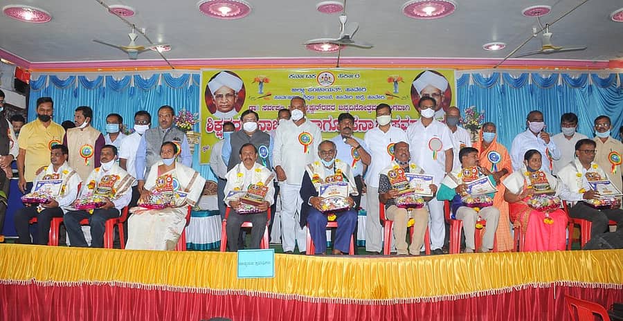 ಹಾವೇರಿಯ ಜಿಲ್ಲಾ ಗುರುಭವನದಲ್ಲಿ ಶನಿವಾರ ಏರ್ಪಡಿಸಿದ್ದ ಶಿಕ್ಷಕರ ದಿನಾಚರಣೆ ಕಾರ್ಯಕ್ರಮದಲ್ಲಿ ಜಿಲ್ಲಾ ಮಟ್ಟದ ಅತ್ಯುತ್ತಮ ಶಿಕ್ಷಕರನ್ನು ಸನ್ಮಾನಿಸಲಾಯಿತು. ಶಾಸಕ ನೆಹರು ಓಲೇಕಾರ ಇದ್ದಾರೆ –ಪ್ರಜಾವಾಣಿ ಚಿತ್ರ