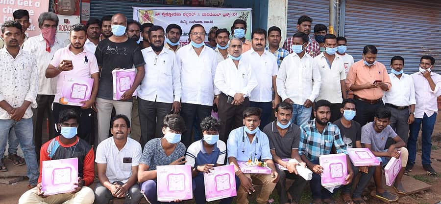 ಬೀದರ್ನಲ್ಲಿ ಶನಿವಾರ ನಡೆದ ಪತ್ರಿಕೆ ವಿತರಕರ ದಿನಾಚರಣೆ ಕಾರ್ಯಕ್ರಮದಲ್ಲಿ ಪತ್ರಿಕೆಗಳ ಏಜೆಂಟರು ಹಾಗೂ ವಿತರಕರನ್ನು ಸನ್ಮಾನಿಸಲಾಯಿತು