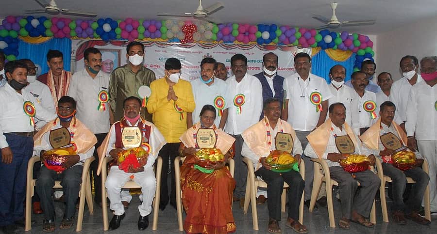 ಕೋಲಾರದಲ್ಲಿ ಶನಿವಾರ ನಡೆದ ಶಿಕ್ಷಕರ ದಿನಾಚರಣೆಯಲ್ಲಿ ಜಿಲ್ಲಾ ಮಟ್ಟದ ಉತ್ತಮ ಶಿಕ್ಷಕ ಪ್ರಶಸ್ತಿ ಪಡೆದ ಕಿರಿಯ ಪ್ರಾಥಮಿಕ ಶಾಲಾ ಶಿಕ್ಷಕರನ್ನು ಸನ್ಮಾನಿಸಲಾಯಿತು.