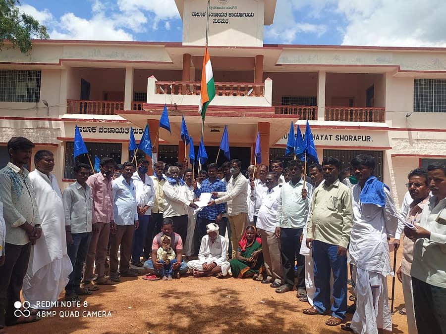 ಸುರಪುರದ ತಾಲ್ಲೂಕು ಪಂಚಾಯಿತಿ ಕಚೇರಿ ಎದುರು ದಲಿತ ಸಂಘಟನೆ ಕಾರ್ಯಕರ್ತರು ಶನಿವಾರ ಪ್ರತಿಭಟಿಸಿದರು