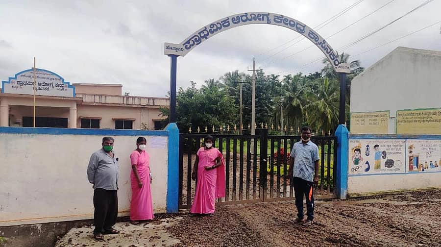 ಸಾಸ್ವೆಹಳ್ಳಿ ಸಮೀಪದ ಕ್ಯಾಸಿನಕೆರೆ ಪ್ರಾಥಮಿಕ ಆರೋಗ್ಯ ಕೇಂದ್ರವನ್ನು ಗ್ರಾಮ ಪಂಚಾಯಿತಿ ಅಧಿಕಾರಿಗಳು ಸೀಲ್ಡೌನ್ ಮಾಡಿದರು