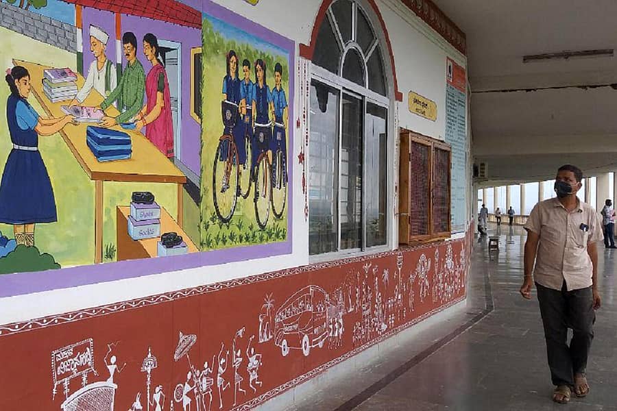 ಹಾವೇರಿಯ ಜಿಲ್ಲಾಡಳಿತ ಭವನದ ಡಿಡಿಪಿಯು ಕಟ್ಟಡದ ಹೊರಭಾಗದಲ್ಲಿ ವರ್ಲಿ ಕಲೆ ಮತ್ತು ಸರ್ಕಾರಿ ಕಾರ್ಯಕ್ರಮಗಳ ಚಿತ್ತಾರ ಗಮನಸೆಳೆಯುತ್ತಿದೆ