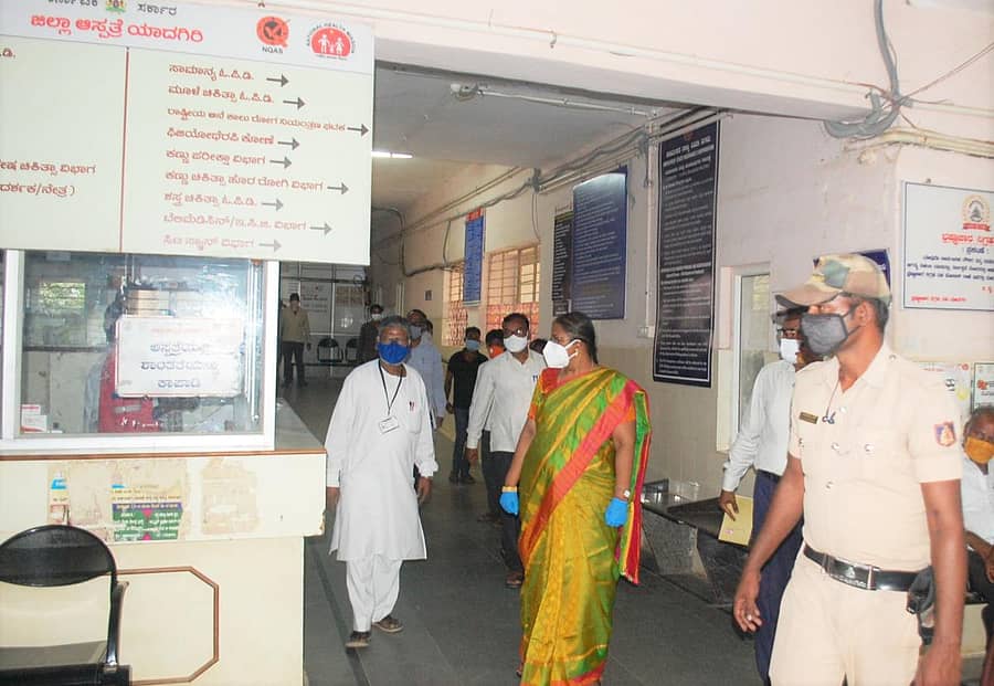 ಯಾದಗಿರಿ ನಗರದ ಹಳೆ ಜಿಲ್ಲಾ ಆಸ್ಪತ್ರೆಗೆ ಜಿಲ್ಲಾಧಿಕಾರಿ ಡಾ.ರಾಗಪ್ರಿಯಾ ಆರ್. ಅವರು ಶನಿವಾರ ಅನಿರೀಕ್ಷಿತವಾಗಿ ಭೇಟಿ ನೀಡಿದರು