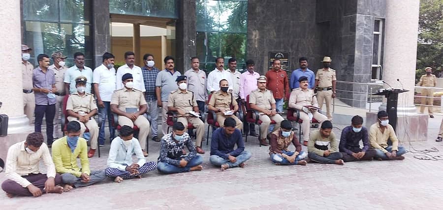 ರಾಯಚೂರಿನ ಗಂಗಾನಿವಾಸ ಪ್ರದೇಶದಲ್ಲಿ ಈಚೆಗೆ ನಡೆದ ಸಲ್ಮಾನ್ ಕೊಲೆ ಪ್ರಕರಣಕ್ಕೆ ಸಂಬಂಧಿಸಿದಂತೆ ಒಂಭತ್ತು ಆರೋಪಿಗಳನ್ನು ಸದರ ಬಜಾರ್ ಠಾಣೆ ಪೊಲೀಸರು ಬಂಧಿಸಿದ್ದಾರೆ