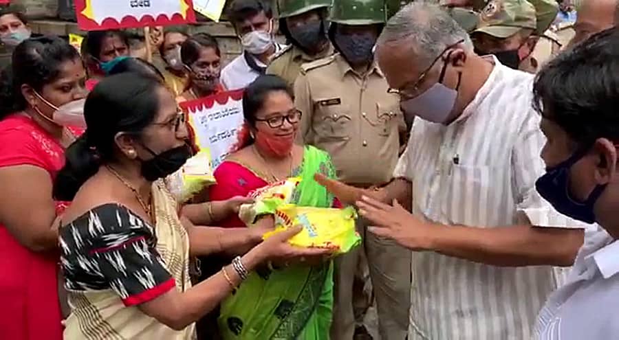 ನೂಡಲ್ಸ್‌ ಪಾಕೆಟ್‌ಗಳನ್ನು ಸಚಿವ ಸುರೇಶ್‌ಕುಮಾರ್‌ ಅವರಿಗೆ ನೀಡಲು ಮುಂದಾದ ಶಿಕ್ಷಕಿಯರು