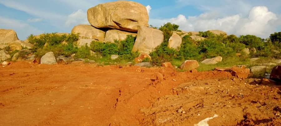 ಕೋಲಾರ ತಾಲ್ಲೂಕು ಮಡಿವಾಳ ಗ್ರಾಮದಲ್ಲಿ ಅಕ್ರಮವಾಗಿ ಪರಭಾರೆ ಮಾಡಲಾಗಿರುವ ಸರ್ಕಾರಿ ಬೆಟ್ಟದ ಜಮೀನನ್ನು ಸಮತಟ್ಟುಗೊಳಿಸಿರುವುದು.