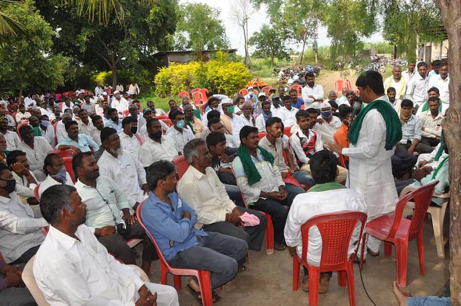 ಕೌಜಲಗಿಯಲ್ಲಿ ನಡೆದ ರೈತರ ಸಭೆಯಲ್ಲಿ ಮುಖಂಡ ಅರವಿಂದ ದಳವಾಯಿ ಮಾತನಾಡಿದರು