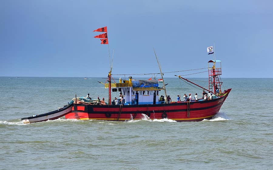 ಸುದೀರ್ಘ ರಜೆಯ ನಂತರ ಮಂಗಳೂರಿನ ಕಡಲಿನಲ್ಲಿ ಮೀನುಗಾರಿಕೆಗೆ ತೆರಳಿದ ಮೀನುಗಾರರು. (ಪ್ರಜಾವಾಣಿ ಚಿತ್ರ / ಗೋವಿಂದರಾಜ ಜವಳಿ)
