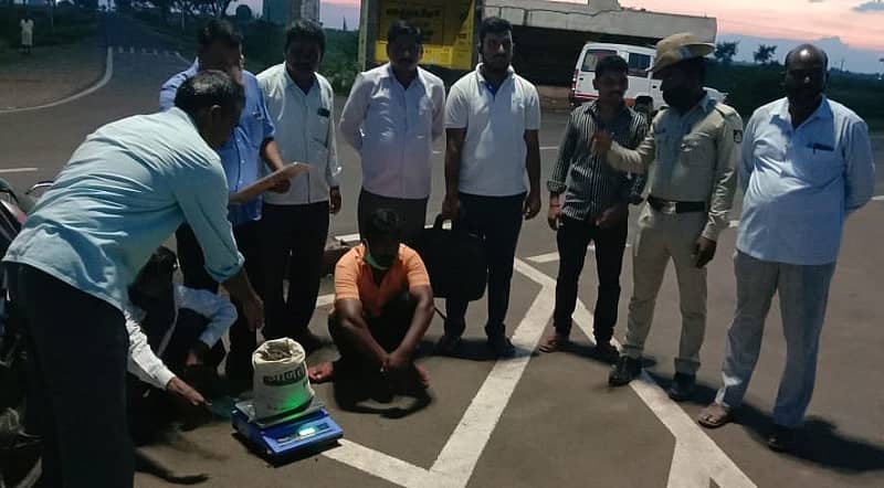 ಗಾಂಜಾ ಮಾರಾಟ ಮಾಡುವ ಆರೋಪದ ಮೇಲೆ ಇಬ್ಬರ ಬಂಧನ