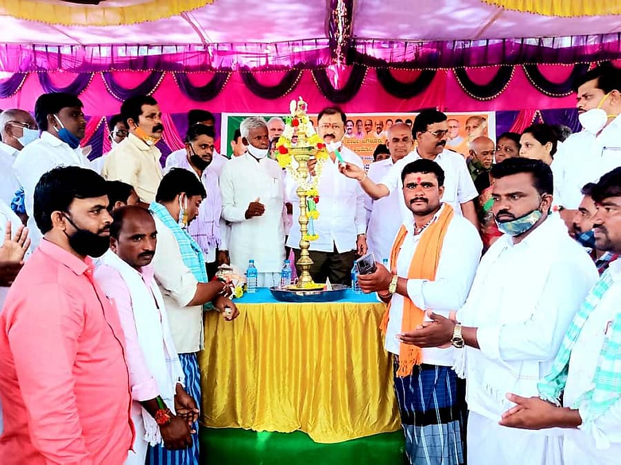 ಉಚ್ಚಂಗಿದುರ್ಗದ ಹಾಲಮ್ಮ ತೋಪಿನಲ್ಲಿ ಈಚೆಗೆ ಹಮ್ಮಿಕೊಂಡಿದ್ದ ಸಮಾರಂಭವನ್ನು ಶಾಸಕ ಎಸ್.ವಿ. ರಾಮಚಂದ್ರ ಉದ್ಘಾಟಿಸಿದರು