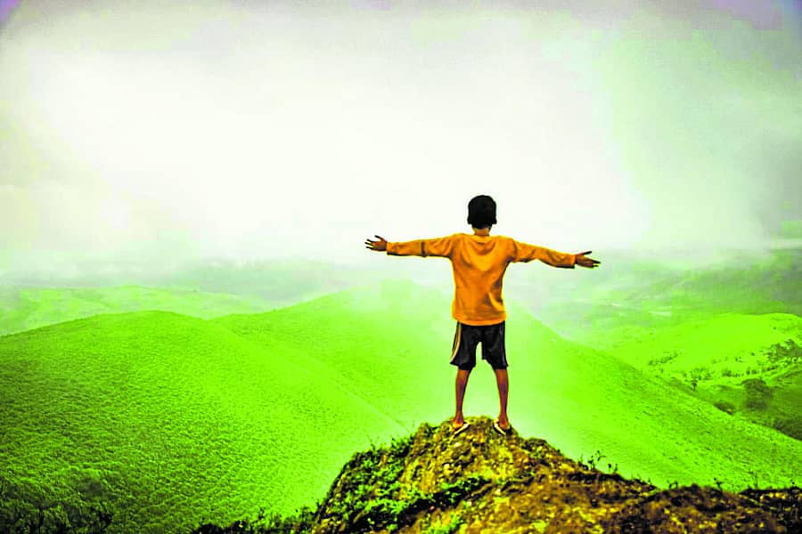 ಕಳಸದ ಕ್ಯಾತನಮಕ್ಕಿ ಗಾಳಿಗುಡ್ಡದಲ್ಲಿ ಪ್ರವಾಸಿಗ ಗಾಳಿಗೆ ಮೈಯೊಡ್ಡಿರುವುದು