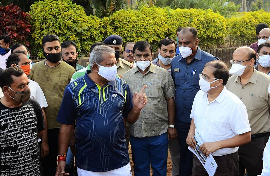 ಹುಬ್ಬಳ್ಳಿಯ ಇಂದಿರಾಗಾಜಿನ ಮನೆಯಲ್ಲಿ ಭಾನುವಾರ ನಗರಾಭಿವೃದ್ಧಿ ಸಚಿವ ಬೈರತಿ ಬಸವರಾಜ ಸ್ಮಾರ್ಟ್ ಸಿಟಿ ಅಧಿಕಾರಿಗಳಿಗೆ ಸೂಚನೆ ನೀಡಿದರು –ಪ್ರಜಾವಾಣಿ ಚಿತ್ರ