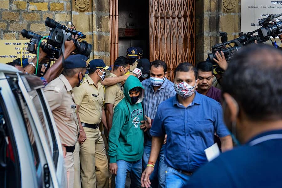 ದಿವಂಗತ ನಟ ಸುಶಾಂತ್ ಸಿಂಗ್ ಆಪ್ತ ಸಿಬ್ಬಂದಿ ದೀಪೇಶ್ ಸಾವಂತ್(ಹಸಿರು ಬಟ್ಟೆ ತೊಟ್ಟವನು)ನನ್ನು ಎನ್ಸಿಬಿ ಅಧಿಕಾರಿಗಳು ಭಾನುವಾರ ಮುಂಬೈ ನ್ಯಾಯಾಲಯಕ್ಕೆ ಕರೆದೊಯ್ಯುತ್ತಿರುವ ದೃಶ್ಯ