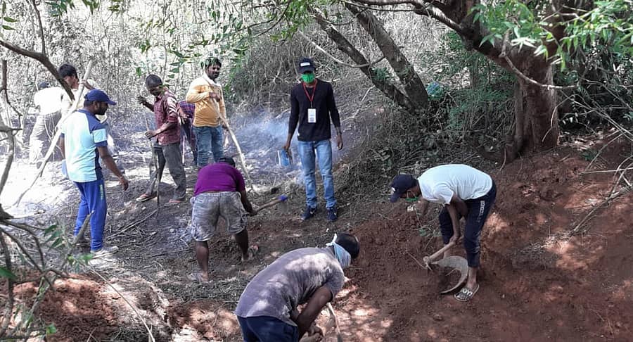ಬೀದರ್ ತಾಲ್ಲೂಕಿನ ಕಮಠಾಣಾ ಸಮೀಪ ನರೇಗಾ ಯೋಜನೆ ಅಡಿಯಲ್ಲಿ ಕೆರೆ ಹೂಳು ತೆಗೆಯುತ್ತಿರುವ ಯುವಕರು
