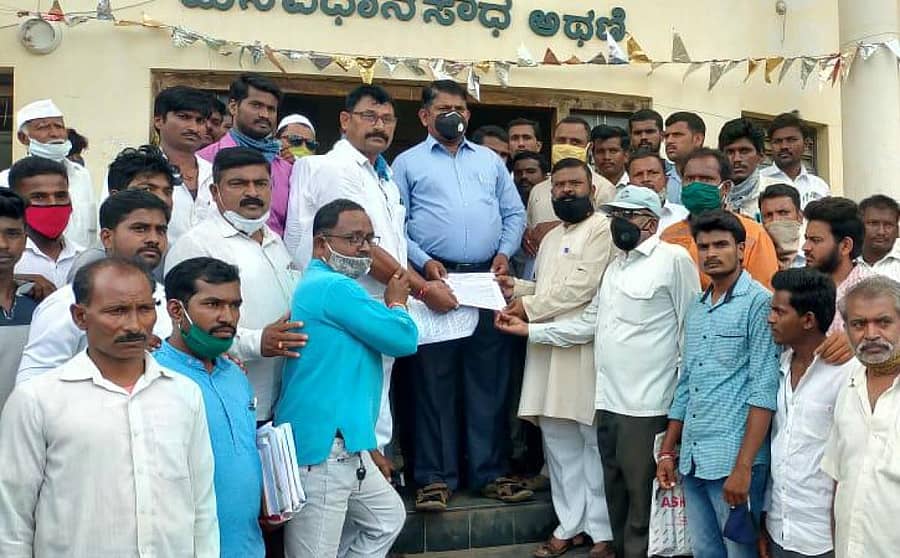 ಪೊಟೊ ಶೀಷರ್ಿಕೆ- ಡಿಸಿಎಂ ಲಕ್ಷ್ಮಣ್ ಸವದಿ ರವರ ಗೊಂದಲಮಯ ಹೇಳಿಕೆ ಖಂಡಿಸಿ ತಳವಾರ ಸಮಾಜವತಿಯಿಂದ ಮನವಿ ಸಲ್ಲಿಸುತ್ತಿರುವುದು(06ಅಥಣಿ-02)