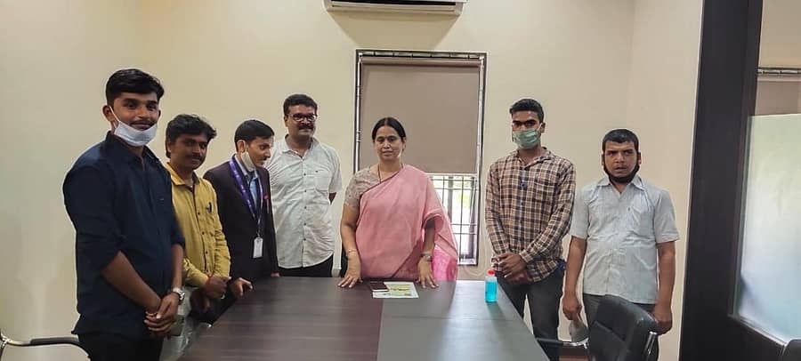 ಬೆಳಗಾವಿಯಲ್ಲಿ ಚಿತ್ರ ಕಲಾವಿದ ಸಿದ್ದು ಇಟಗಿ ಹಾಗೂ ಬಸವರಾಜ ಉಮರಾಣಿ (ಎಡದಿಂದ 2 ಹಾಗೂ 3ನೇಯವರು) ಅವರನ್ನು ಶಾಸಕಿ ಲಕ್ಷ್ಮಿ ಹೆಬ್ಬಾಳಕರ ಭಾನುವಾರ ಭೇಟಿಯಾದರು