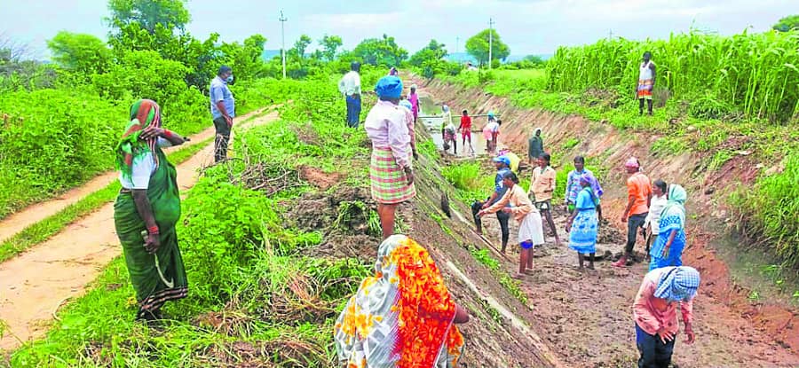 ನರೇರಾ ಯೋಜನಯಡಿ ಯಾದಗಿರಿ ತಾಲ್ಲೂಕಿನ ಹತ್ತಿಕುಣಿ ಗ್ರಾಮ ಪಂಚಾಯಿತಿ ಕಾಲುವೆ ಹೂಳೆತ್ತುವ ಕಾಮಗಾರಿ