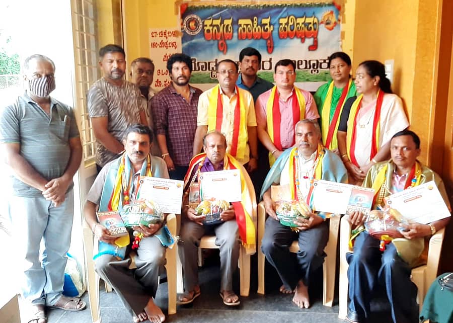 ದಿನ ಪತ್ರಿಕೆ ವಿತರಕರನ್ನು ಕನ್ನಡ ಸಾಹಿತ್ಯ ಪರಿಷತ್‌ ವತಿಯಿಂದ ಅಭಿನಂದಿಸಲಾಯಿತು