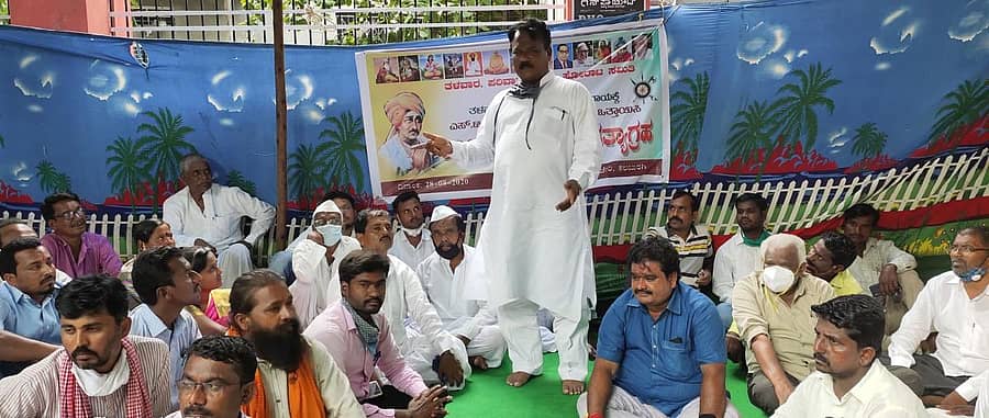 ತಳವಾರ, ಪರಿವಾರ ಎಸ್.ಟಿ ಹೋರಾಟ ಸಮಿತಿ ಹಮ್ಮಿಕೊಂಡಿರುವ ಸತ್ಯಾಗ್ರಹದಲ್ಲಿ ಮಾಜಿ ಶಾಸಕ ಶರಣಪ್ಪ ಸುಣಗಾರ ಮಾತನಾಡಿದರು