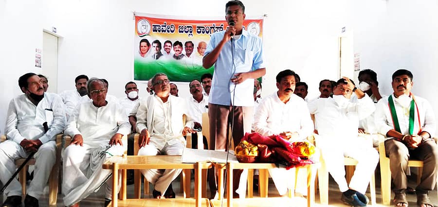 ಹಾವೇರಿಯಲ್ಲಿ ಭಾನುವಾರ ಆಯೋಜಿಸಿದ್ದ ಜಿಲ್ಲಾ ಕಾಂಗ್ರೆಸ್ ಸಮಿತಿ ಸಭೆಯಲ್ಲಿ ಕೆಪಿಸಿಸಿ ಕಾರ್ಯಾಧ್ಯಕ್ಷ ಸತೀಶ ಜಾರಕಿಹೊಳಿ ಮಾತನಾಡಿದರು