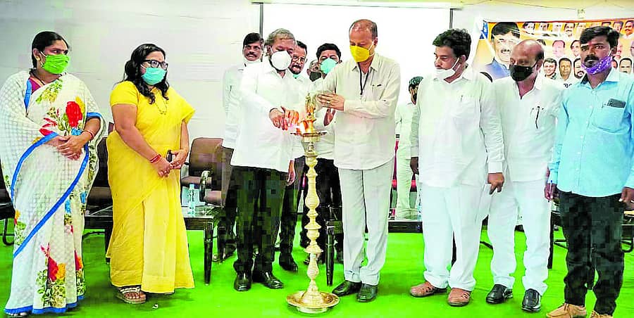 ಭಾಲ್ಕಿಯಲ್ಲಿ ನಡೆದ ಆರೋಗ್ಯ ಹಸ್ತ ತರಬೇತಿ ಶಿಬಿರ ಸಮಿತಿ ಅಧ್ಯಕ್ಷ ಧ್ರುವ ನಾರಾಯಣ ಉದ್ಘಾಟಿಸಿದರು. ಕೆಪಿಸಿಸಿ ಕಾರ್ಯಾಧ್ಯಕ್ಷ ಈಶ್ವರ ಖಂಡ್ರೆ ಇದ್ದರು