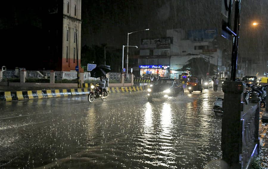 ಮೈಸೂರಿನ ದೊಡ್ಡ ಗಡಿಯಾರದ ಬಳಿ ಭಾನುವಾರ ರಾತ್ರಿ ಗೋಚರಿಸಿದ ವರ್ಷಧಾರೆಯ ಚಿತ್ರಣ