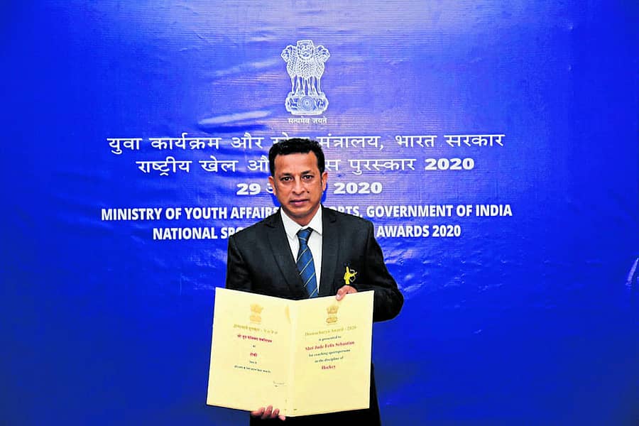 ದ್ರೋಣಾಚಾರ್ಯ ಪ್ರಶಸ್ತಿ ಫಲಕದೊಂದಿಗೆ ಜೂಡ್‌ ಫೆಲಿಕ್ಸ್‌ 