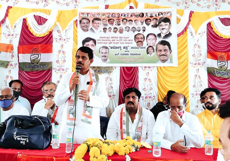 ನಾಯಕನಹಟ್ಟಿಯ ಸಮೀಪದ ತಳಕು ಗ್ರಾಮದಲ್ಲಿ ಸೋಮವಾರ ಬ್ಲಾಕ್ ಕಾಂಗ್ರೆಸ್ನಿಂದ ನಡೆದ ಆರೋಗ್ಯ ಹಸ್ತ ಕಾರ್ಯಕ್ರಮದಲ್ಲಿ ಮಾಜಿ ಸಂಸದ ಬಿ.ಎನ್. ಚಂದ್ರಪ್ಪ ಮಾತನಾಡಿದರು