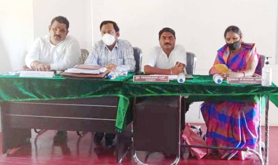 ಕೊಟ್ಟೂರು ತಾಲ್ಲೂಕು ಪಂಚಾಯ್ತಿ ಸಭಾಂಗಣದಲ್ಲಿ ಅಧ್ಯಕ್ಷ ಗುರುಮೂರ್ತಿ ಶ್ಯಾನುಭೋಗರ ಅಧ್ಯಕ್ಷತೆಯಲ್ಲಿ ಮಾಸಿಕ ಪ್ರಗತಿ ಪರಿಶೀಲನಾ ಸಭೆ ನಡೆಯಿತು